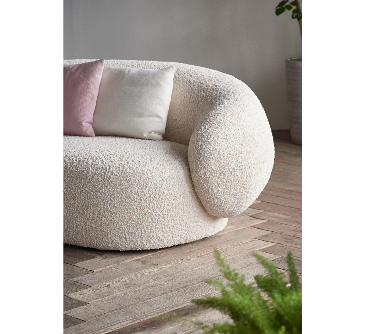 Диван KARMA Andrew Martin, стоимость 583 200 руб.  Фотография 1